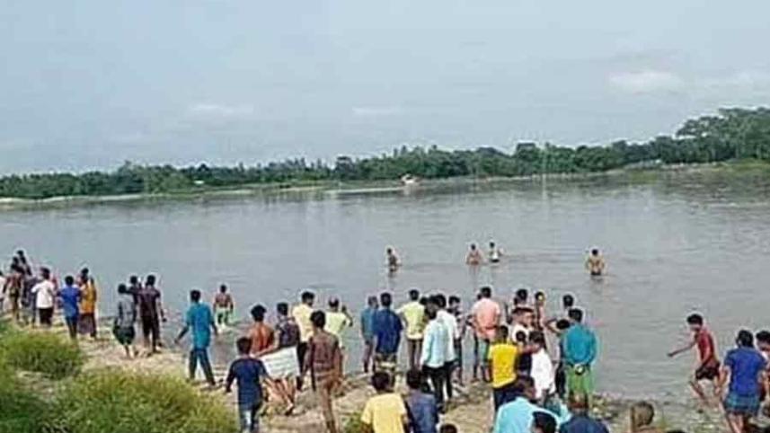 গত ২৫ সেপ্টেম্বর দুপুর দেড়টার দিকে পঞ্চগড়ের মাড়েয়া ইউনিয়নের আউলিয়া ঘাটে নৌকাডুবির ঘটনা ঘটে। ছবি: বাসস