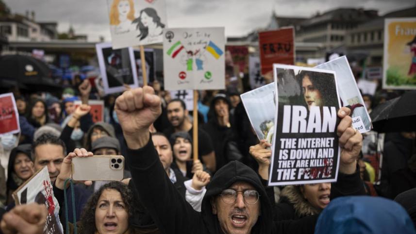 সুইজারল্যান্ডের বার্নে ইরানী দূতাবাসের বাইরে বিক্ষোভে অংশ নিচ্ছে সুইস নাগরিকরা। ছবি: এপি