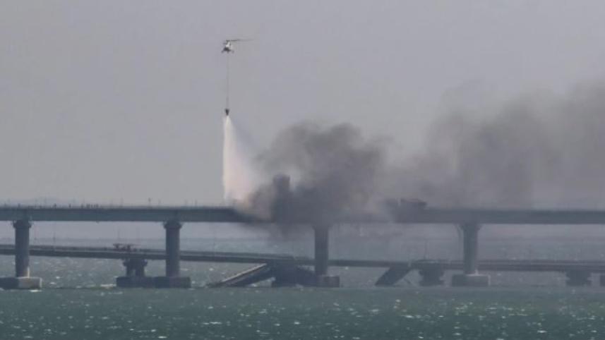 সেতুর আগুন নেভাতে হেলিকপ্টার থেকে পানি ফেলা হচ্ছে। ছবি: রয়টার্স 