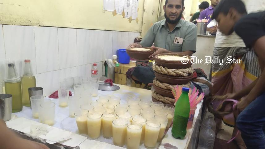 রাত যত বাড়ে, ভিড় তত নাজিরাবাজারে