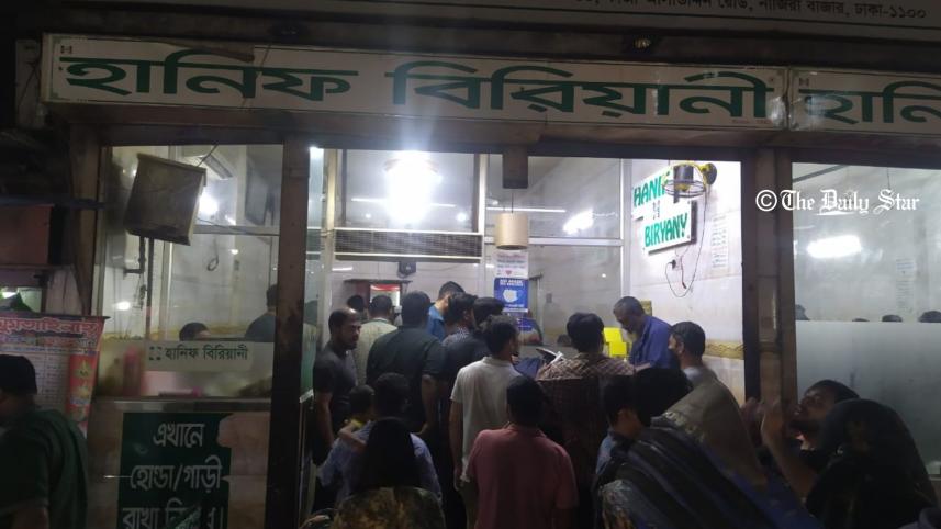 রাত যত বাড়ে, ভিড় তত নাজিরাবাজারে