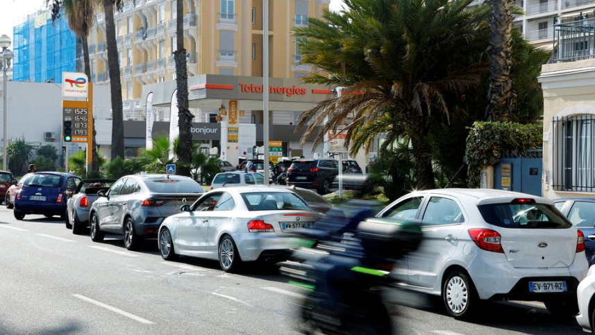 গাড়ির পেট্রলের জন্য বিশাল লাইন। ছবি: রয়টার্স