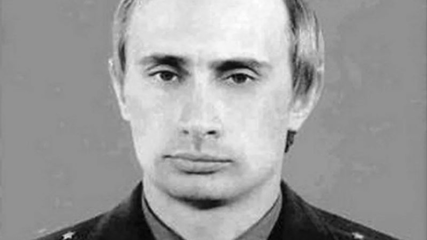 রাজনীতিতে আসার আগে গোয়েন্দা সংস্থা কেজিবির এজেন্ট ছিলেন পুতিন। ছবি: উইকিপিডিয়া