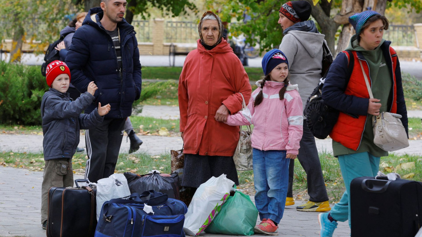 খেরসন থেকে বেসামরিক ব্যক্তিদের সরিয়ে নেওয়া হচ্ছে। ছবি: রয়টার্স