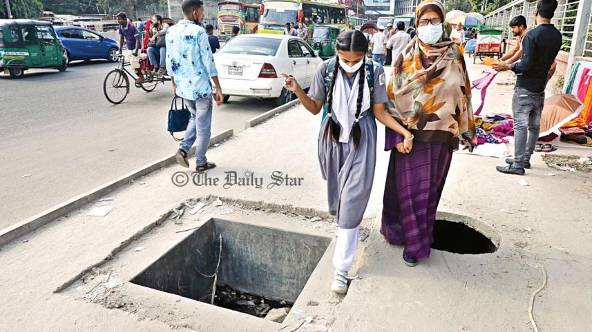 খোলা ম্যানহোল