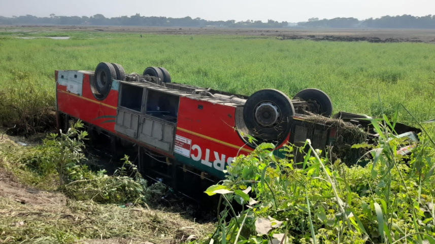 মাইক্রোবাস দুর্ঘটনার ১৮ দিন পর একই জায়গায় বিআরটিসি বাস খাদে