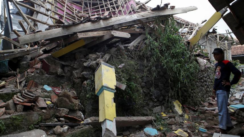 সিয়ানজুরে ভূমিকম্পে ক্ষতিগ্রস্ত একটি বাড়ি। ছবি: রয়টার্স