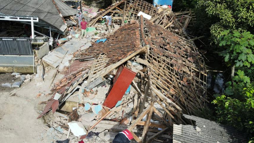 সিয়ানজুরে ভূমিকম্পে ক্ষতিগ্রস্ত একটি বাড়ি। ছবি: রয়টার্স