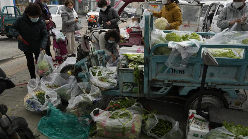 সব রেস্তোরাঁ বন্ধ থাকায় সড়ক থেকে সব্জী কিনছেন বেইজিং এর বাসিন্দারা। ছবি: এপি