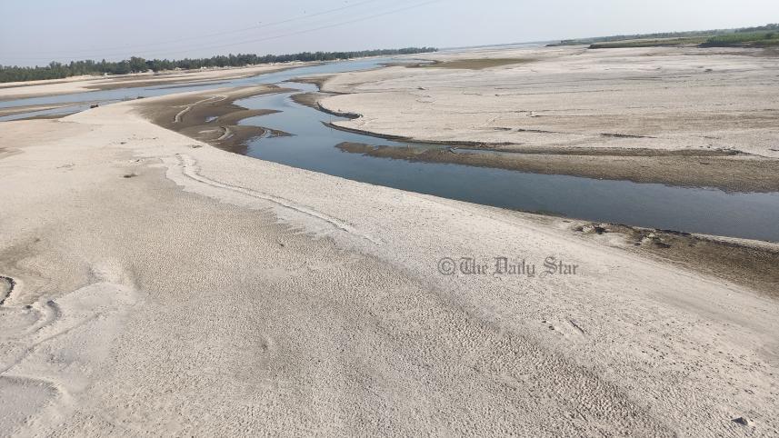 ধরলা নদী শুকিয়ে নালায় পরিণত হয়েছে। ছবি: এস দিলীপ রায়