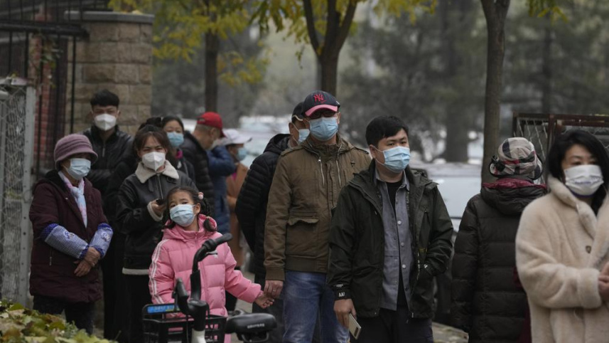 বেইজিং এ গণ-পরীক্ষায় অংশ নিচ্ছে বাসিন্দারা। ছবি: এপি