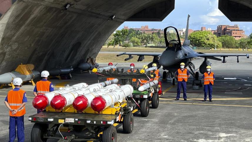 যুক্তরাষ্ট্র থেকে পাঠানো বিভিন্ন ধরনের ক্ষেপণাস্ত্র। ছবি: এপি