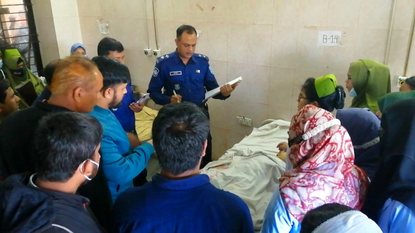 হাসপাতালে ব্রিফিং দিচ্ছেন থানার ভারপ্রাপ্ত কর্মকর্তা। ছবি: স্টার 