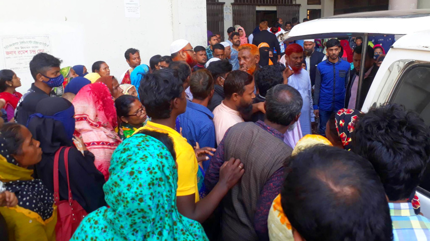 এলাকাবাসী বাকি ২ জনকে উদ্ধার করে ঠাকুরগাঁও আধুনিক হাসপাতালে নিয়ে যায়। সেখানে কর্তব্যরত চিকিৎসক তাদেরকে মৃত ঘোষণা করেন। ছবি: স্টার