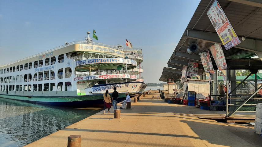 নৌযান ধর্মঘটের কারণে চরম ভোগান্তিতে পড়েছেন যাত্রীরা