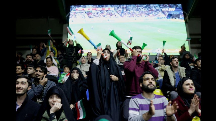 তেহরানের একটি স্টেডিয়ামে জায়ান্ট স্ক্রিণে যুক্তরাষ্ট্র-ইরানের খেলা দেখছেন দর্শকরা। ছবি: রয়টার্স