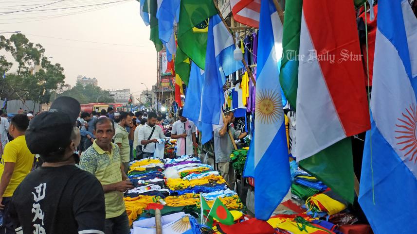 বিশ্বকাপ ফুটবল শুরু হওয়ার পর ঢাকায় ফুটপাতে বিক্রি হচ্ছে বিভিন্ন দেশের পতাকা ও জার্সি
