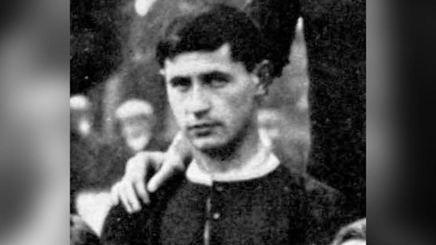 ফুটবল খেলোয়াড়দের মৃত্যু : ফুটবল নিয়ে ছুটছেন... তারপরই মৃত্যু