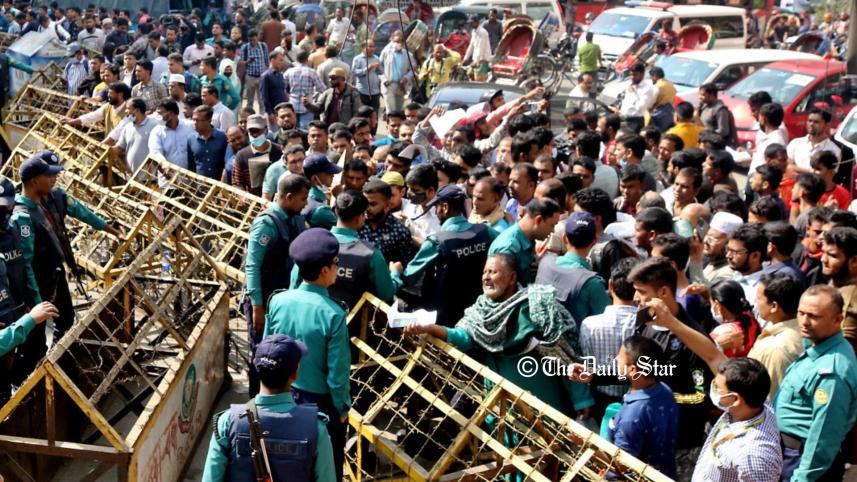 চেকপোস্টে ভোগান্তি