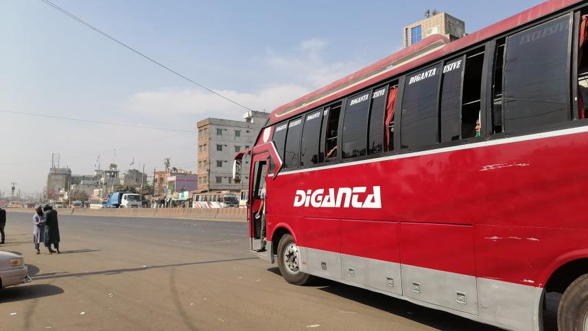 গাবতলি বাস কাউন্টারে যাত্রী সংকট, ভাড়া কমে অর্ধেক