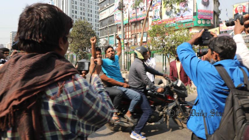 নয়াপল্টনে সন্দেহ হলেই আটক