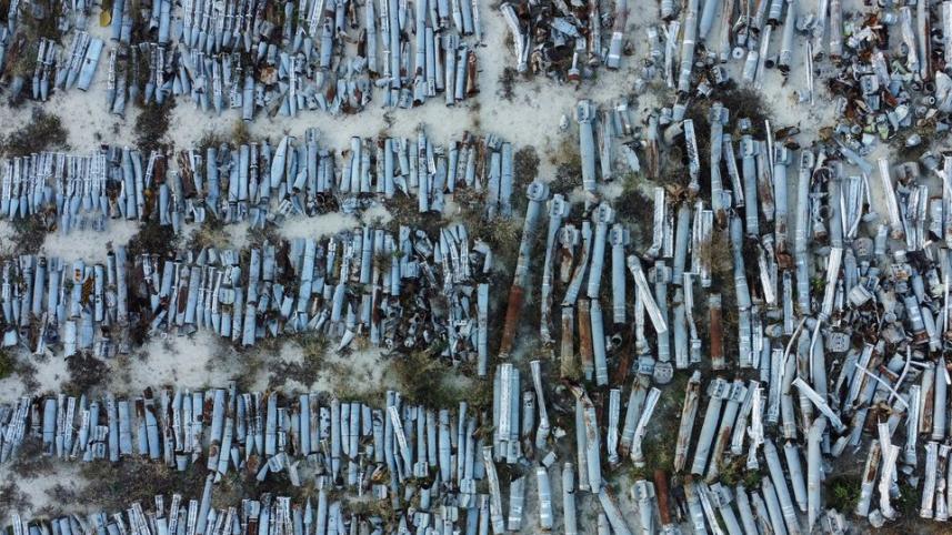 খারকিভের একটি গ্রামে রুশ বাহিনীর ফেলে যাওয়া এমএলআরএস কামানের গোলা। ছবি: রয়টার্স