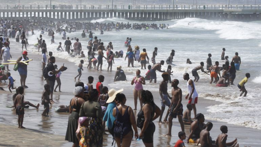 ডারবানের একটি সমুদ্র সৈকতে ছুটি কাটাচ্ছেন স্থানীয় ও পর্যটকরা। ফাইল ছবি: রয়টার্স