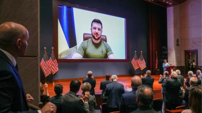 মার্কিন কংগ্রেসের সদস্যদের সামনে ভার্চুয়াল বক্তব্য রাখছেন ভলোদিমির জেলেনস্কি। ফাইল ছবি: এপি