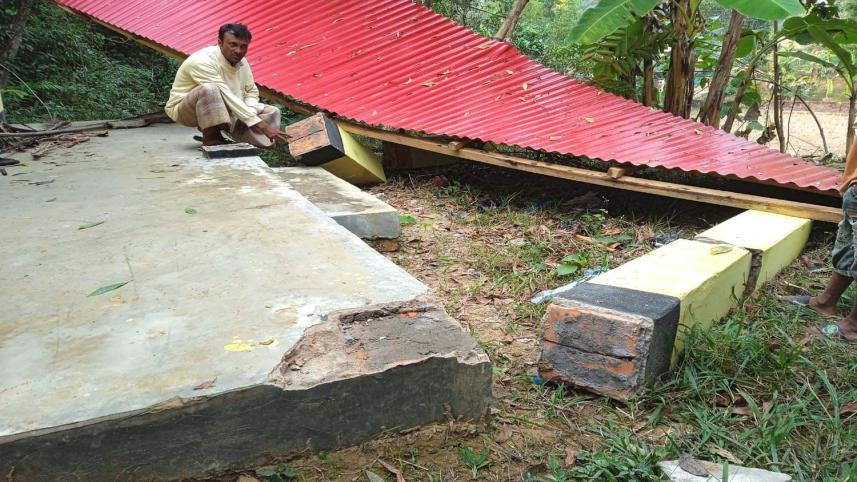 সামান্য আঘাতে ভাঙলো আশ্রয়নের ঘর, বাসিন্দাদের নামে মামলা