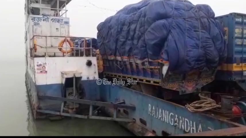 দেড় ঘণ্টা বন্ধ থাকার পর পাটুরিয়া-দৌলতদিয়া নৌপথে ফেরি চলাচল শুরু