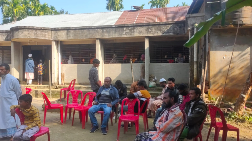 সড়ক দুর্ঘটনায় নিহত ৫: বাড়িতে ২ লাশ, আরও ৩টির অপেক্ষায় স্বজন 