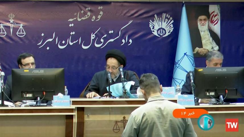 ইরানের আদালতে একজন বিচারক তার বক্তব্য দিচ্ছেন। আসামীর কাঠগড়ায় সাইয়েদ মোহাম্মদ হোসেইনি। ছবি: রয়টার্স। 