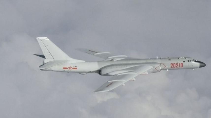 পারমাণবিক সক্ষমতা সম্পন্ন এইচ-৬ বোমারু বিমান তাইওয়ানের দক্ষিণ অঞ্চলের দিকে উড়ে যায়। ফাইল ছবি: রয়টার্স