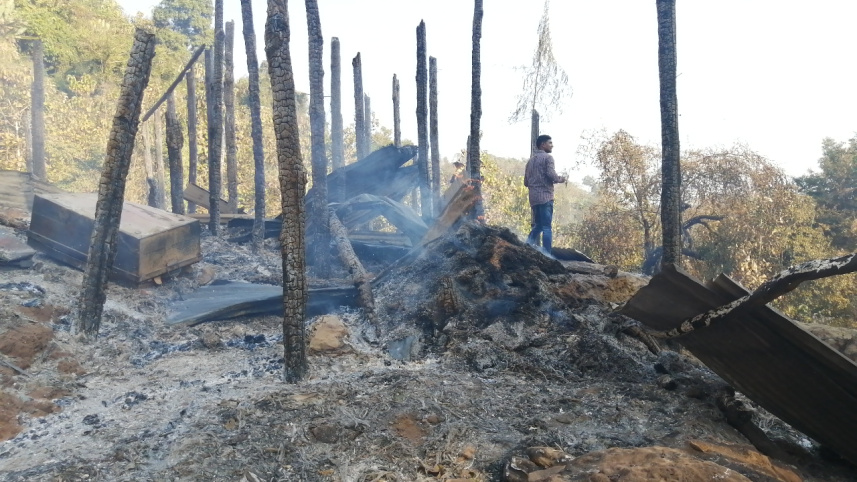 রুমায় ১২ পরিবারের ঘরবাড়ি পুড়ে ছাই