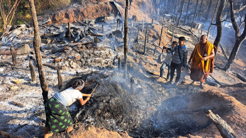 রুমায় ১২ পরিবারের ঘরবাড়ি পুড়ে ছাই