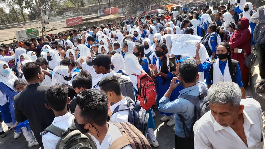 অধ্যক্ষের অপসারণ দাবিতে ঢাকা-ময়মনসিংহ মহাসড়ক অবরোধ