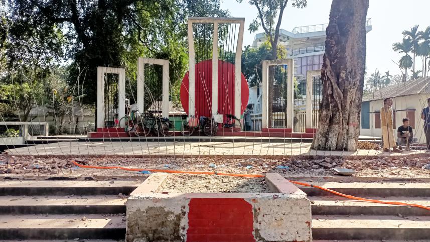 লালমনিরহাট শহরের থানা রোডে অবস্থিত কেন্দ্রীয় শহীদ মিনারটি