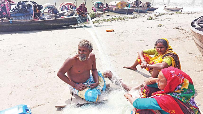 শিবদাস ব্যানার্জির কথায়, ভূপেন হাজারিকার সুরে ও প্রতিমা ব্যানার্জির কণ্ঠে গাওয়া 'জলে ভাসা পদ্ম আমি' গানটি ২ বাংলাতেই সমান জনপ্রিয়।