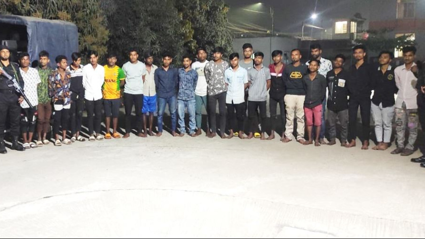রাজধানীতে দেশীয় অস্ত্রসহ ২৯ ‘ছিনতাইকারী’ আটক