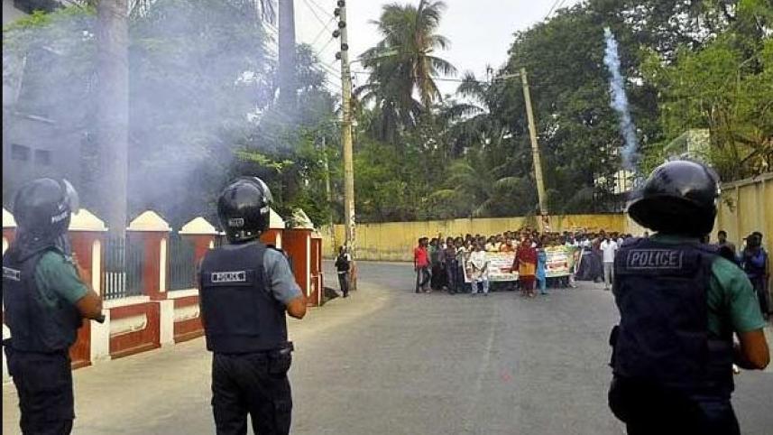 ২০১৩ সালে রাজশাহীতে ১৮ দলীয় জোটের ৩৬ ঘণ্টার হরতালের প্রথম দিন বিএনপির মিছিল ছত্রভঙ্গ করতে পুলিশ রবার বুলেট ও টিয়ার শেল ব্যবহার করে। ফাইল ছবি: স্টার 