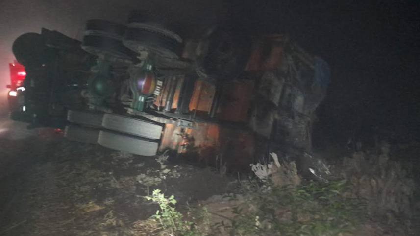 সেতুর সঙ্গে ধাক্কায় ট্রাক উল্টে চালক-হেলপার নিহত 