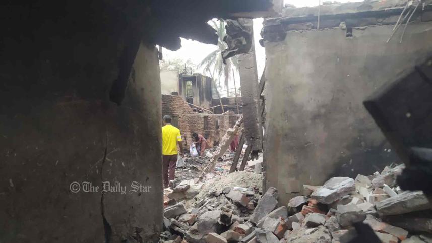 কুনিপাড়া বস্তিতে আগুন