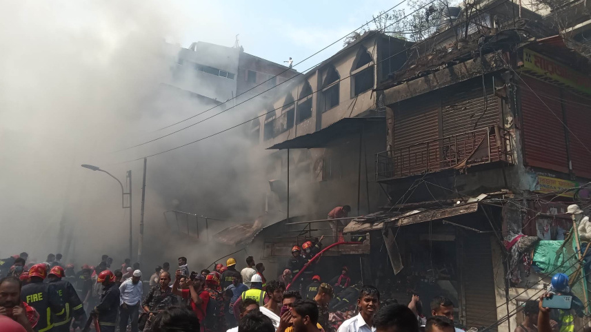 আগুন নেভাতে গিয়ে ফায়ার সার্ভিসের ৮ কর্মী আহত