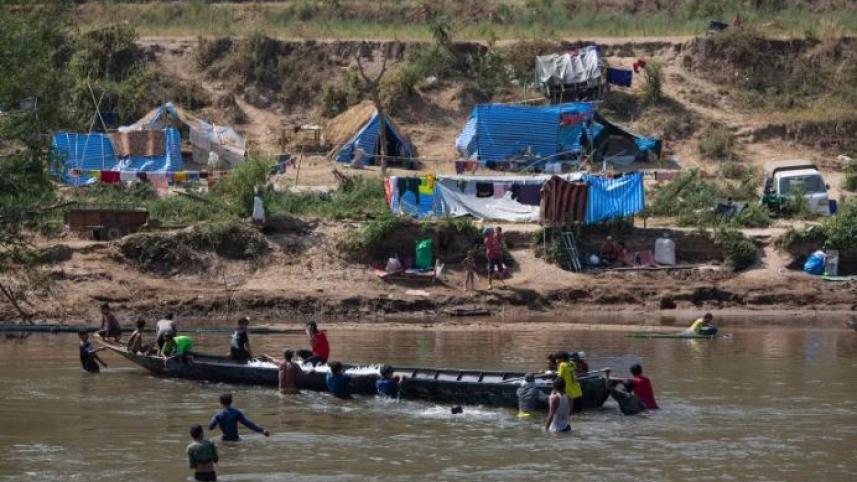 মিয়ানমারের সশস্ত্র বিদ্রোহী সংগঠন ও সামরিক বাহিনীর মাঝে নতুন করে তীব্র সংঘাত দেখা দিয়েছে। যার ফলে মিয়ানমারের হাজারো বেসামরিক ব্যক্তি থাইল্যান্ডে পালিয়ে যাচ্ছেন। ছবি: এএফপি