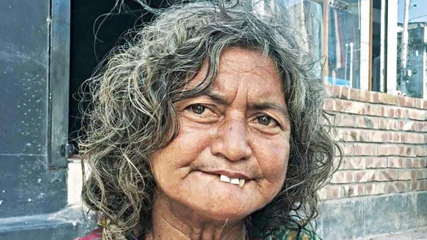 নির্বাচিত শ্রেষ্ঠ জয়িতা ও রাজশাহীর নারী পত্রিকা বিক্রেতা দিল আফরোজ খুকি । ছবি: সংগৃহীত