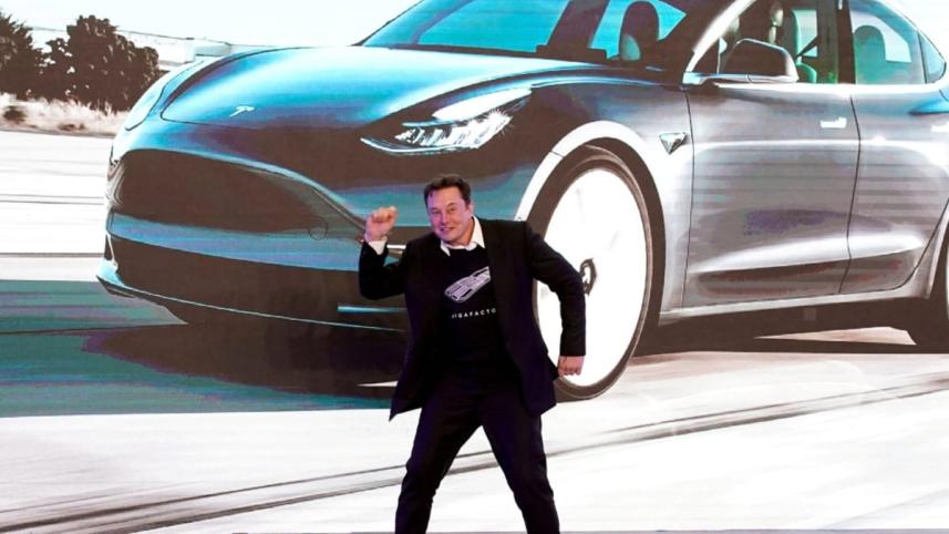 আয় কমলেও গাড়ির দাম বাড়াবে না টেসলা