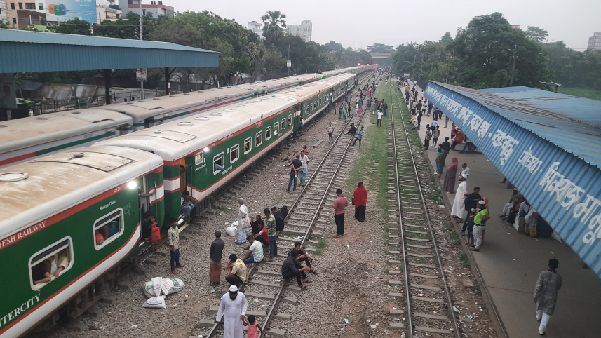 বগি লাইনচ্যুত-রেল লাইন বেঁকে যাওয়ায় পূর্বাঞ্চলে ট্রেনের শিডিউল বিপর্যয়