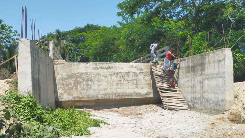 মই দিয়ে সেতু পার