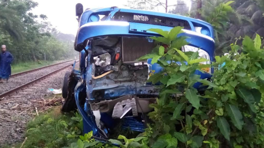 খুলনায় ট্রেন ও পিকআপ ভ্যান সংঘর্ষে নিহত ১
