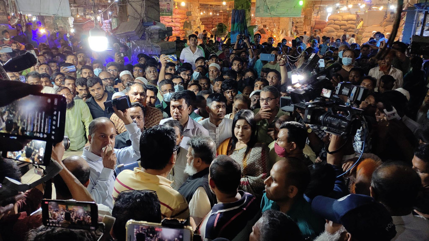 কারওয়ান বাজারে ঝুঁকিপূর্ণ ভবনের দোকান সিলগালায় ব্যবসায়ীদের বাধা